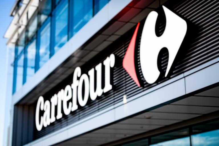 logo-carrefour-facade-ciel-bleu