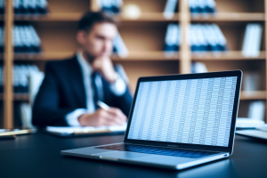 personne-affaires-ordinateur-tableur-bureau