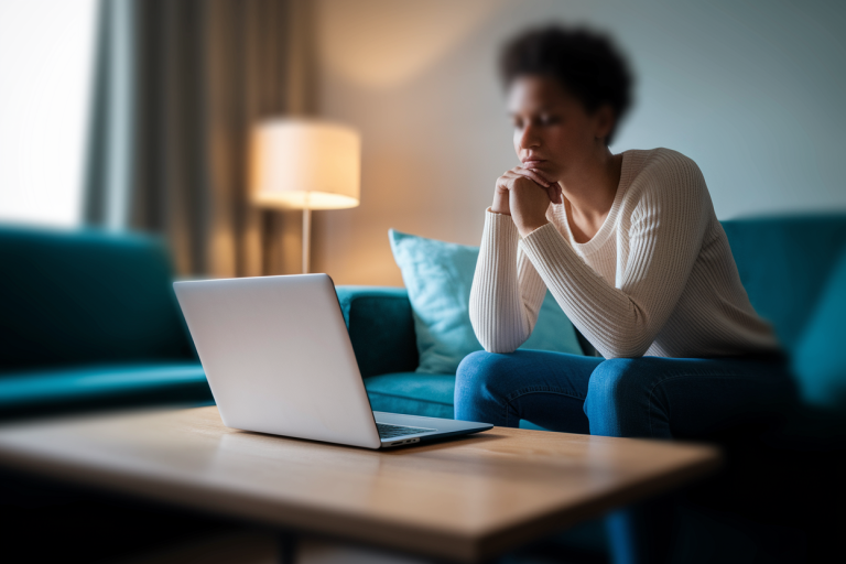 personne-assise-salon-ordinateur-contemplation