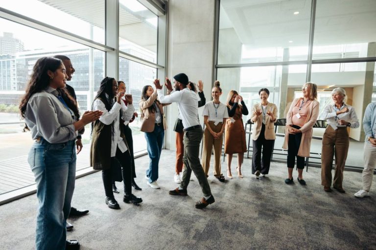 Team building immersif à Paris : transformer une soirée en succès collectif