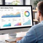 ecran-statistiques-seo-personne-bureau
